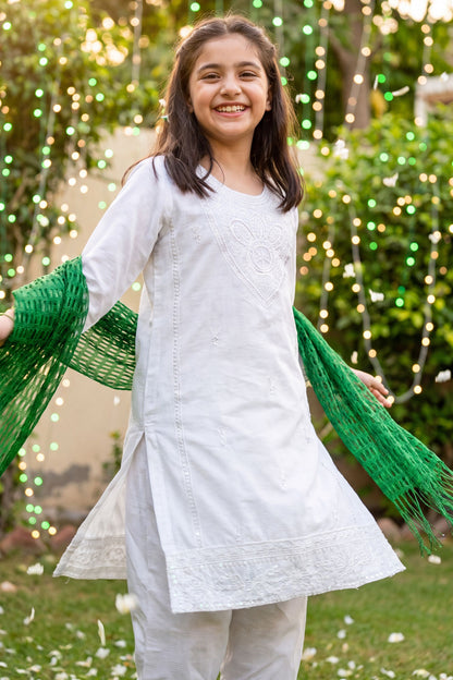 Azadi Elegance: White Chikankari Kurti with Scallop Border