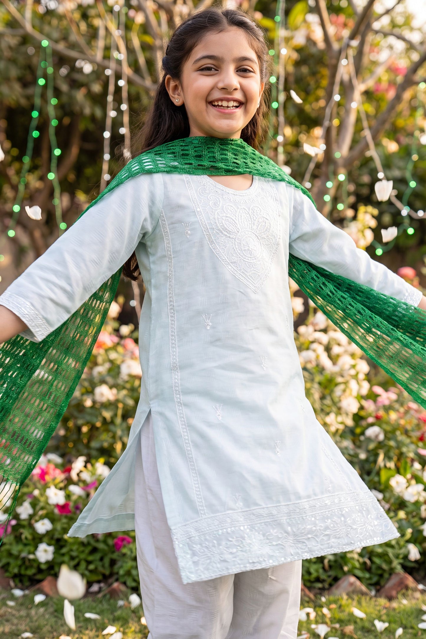 Azadi Elegance: White Chikankari Kurti with Scallop Border