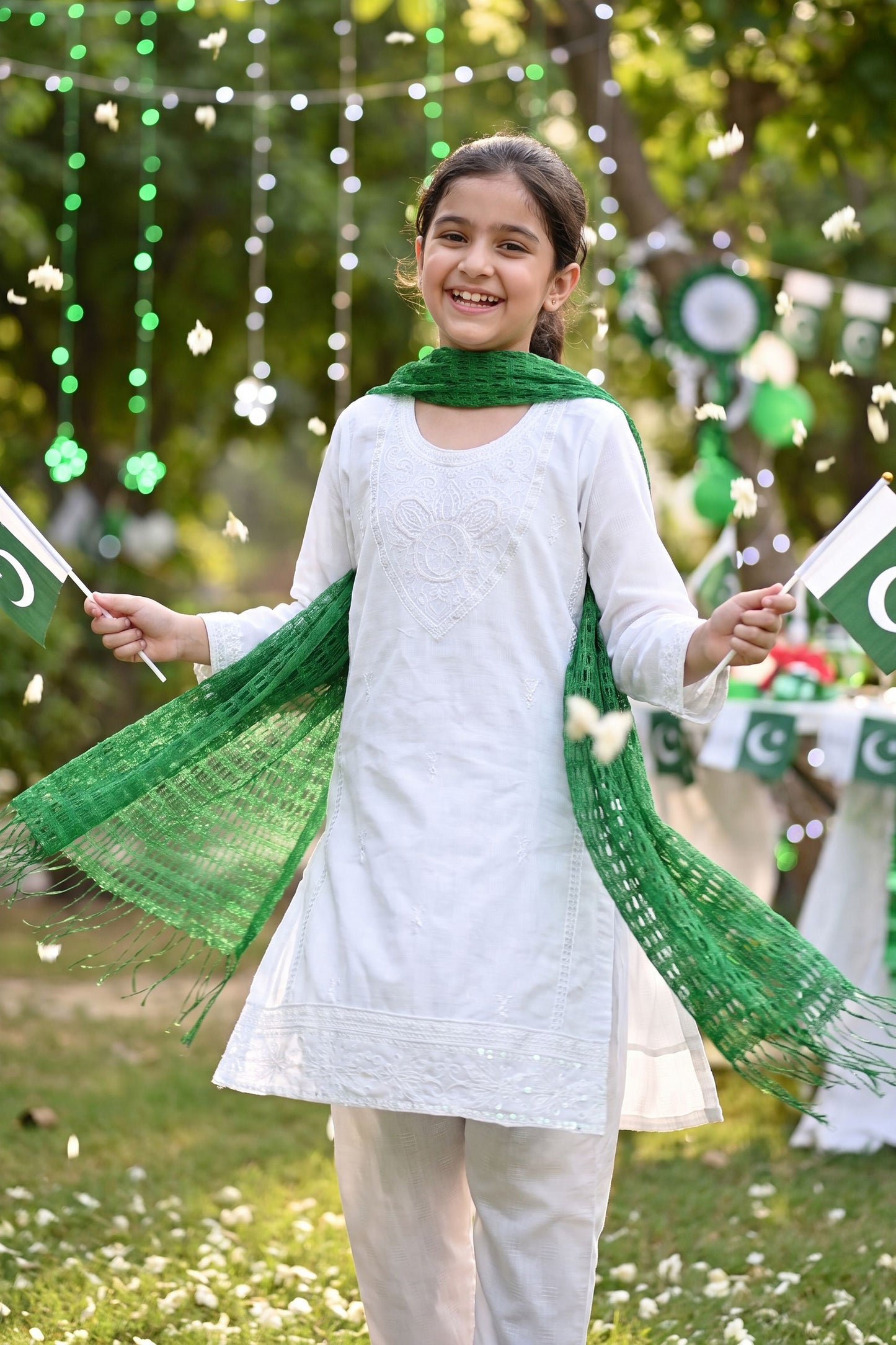 Azadi Elegance: White Chikankari Kurti with Scallop Border